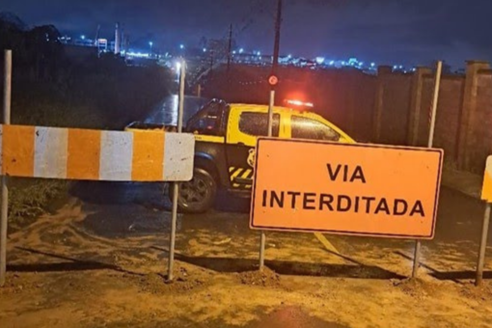 Imagem colorida mostra uma ponte interditada na cidade de Aparecida.