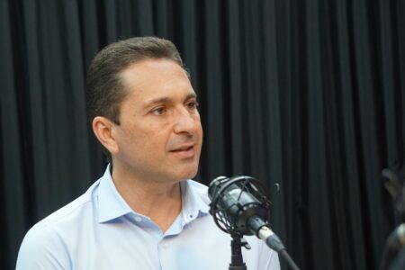 Leandro Vilela suspende salário até quitar salário de servidores de Aparecida