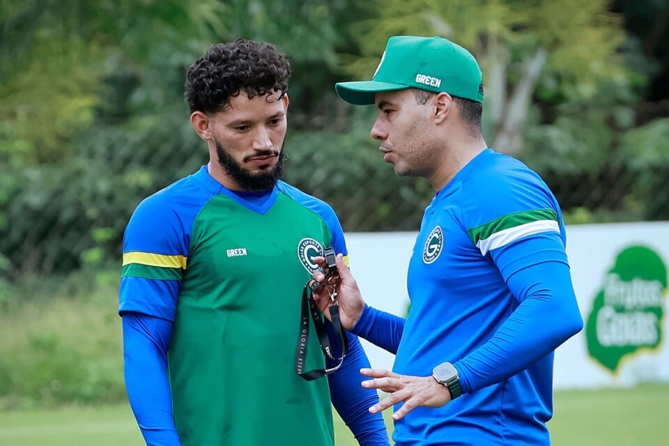 Arthur Caíke em treino do Goiás ao lado de Jair Ventura