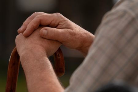 Polícia Civil lança cartilha de alerta sobre golpes contra idosos (Foto: Freepik)