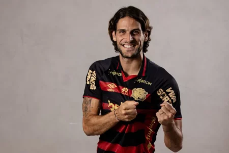 Gonçalo Paciência com a camisa do Sport