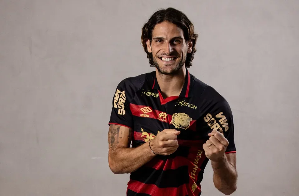 Gonçalo Paciência com a camisa do Sport