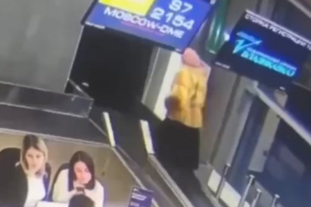 Idosa cai ao entrar no compartimento de bagagens do aeroporto (Foto: Reprodução)