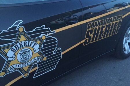 Menino de 12 anos dirige quase 160 km em carro roubado, com arma e droga Menor roubou o veículo do próprio pai, que acionou a polícia