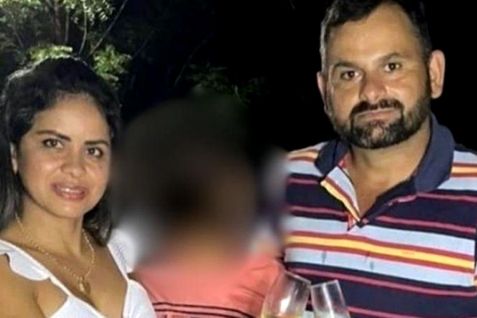 Imagem colorida mostra um homem e uma mulher em uma foto, e uma criança no meio com o rosto borrado.