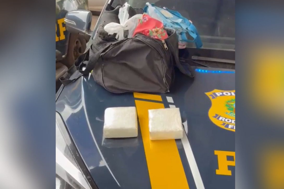 Cocaína apreendida em ônibus na BR-060 (Foto: Divulgação)