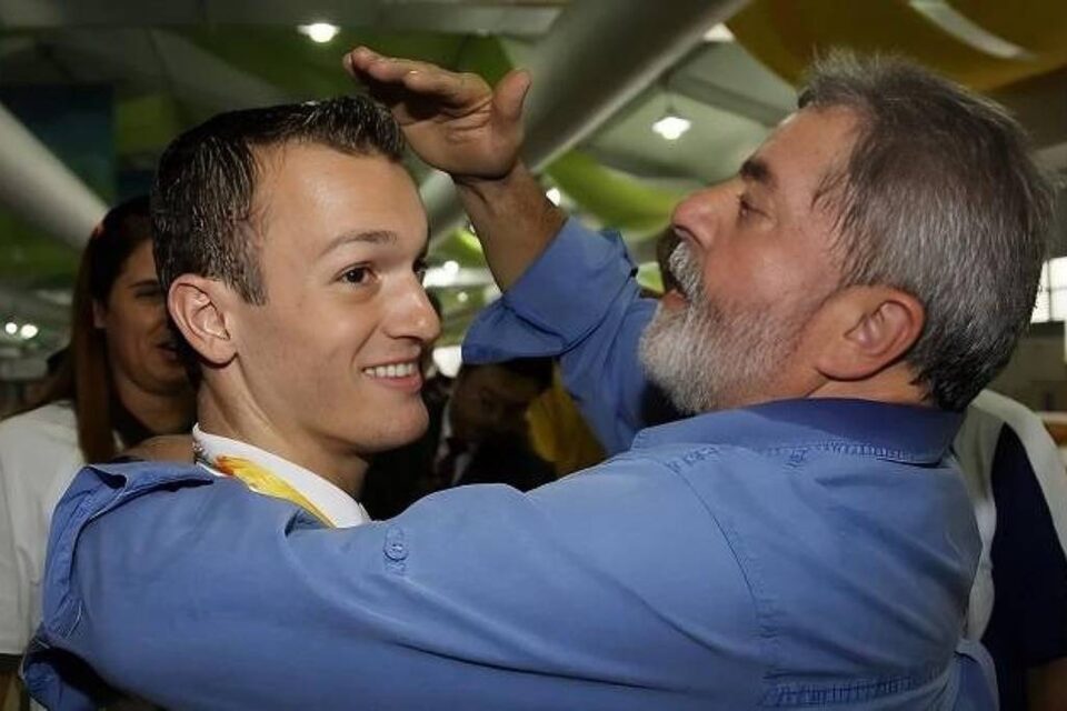 BBB 25: Após foto com Bolsonaro viralizar, Diego Hypólito divulga fotos com Lula e Dilma Assessoria diz que atleta não é bolsominion