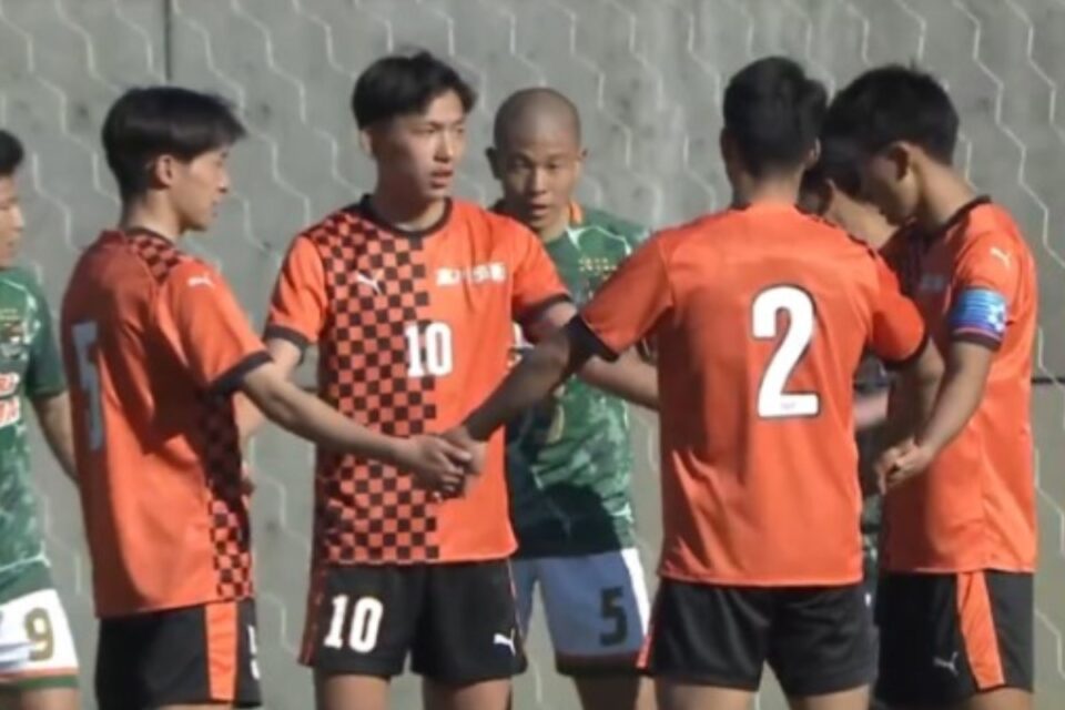 Jogadores brincam de ciranda antes de escanteio (Foto: Reprodução)