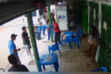 Mulher foi agredida pelo marido dentro de bar (Foto: Reprodução)