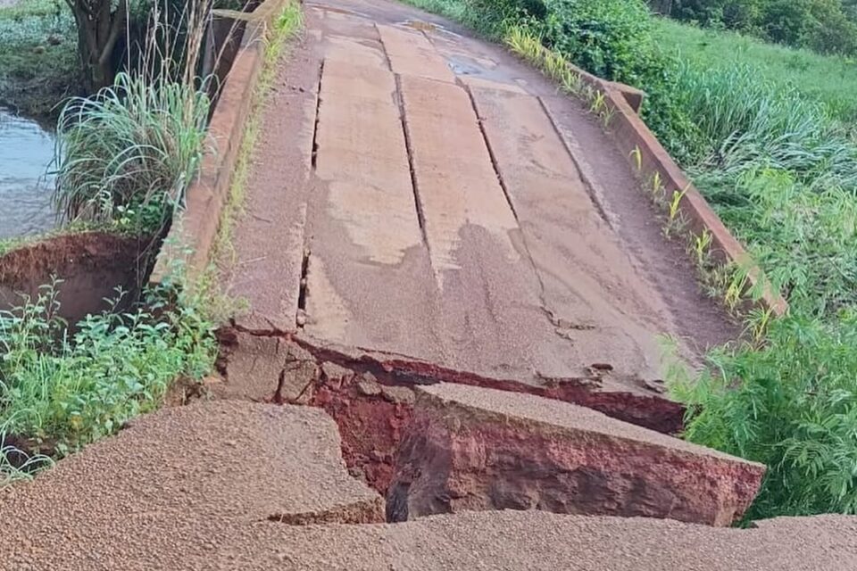 Chuva derruba ponte na GO-465, em Mineiros