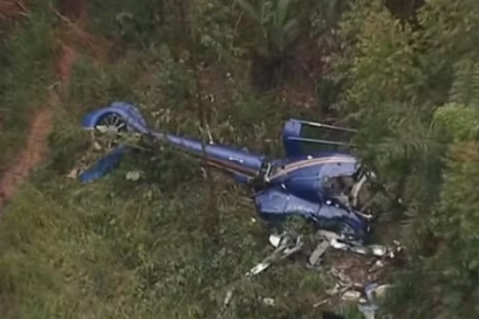 Imagem do helicóptero no meio da mata
