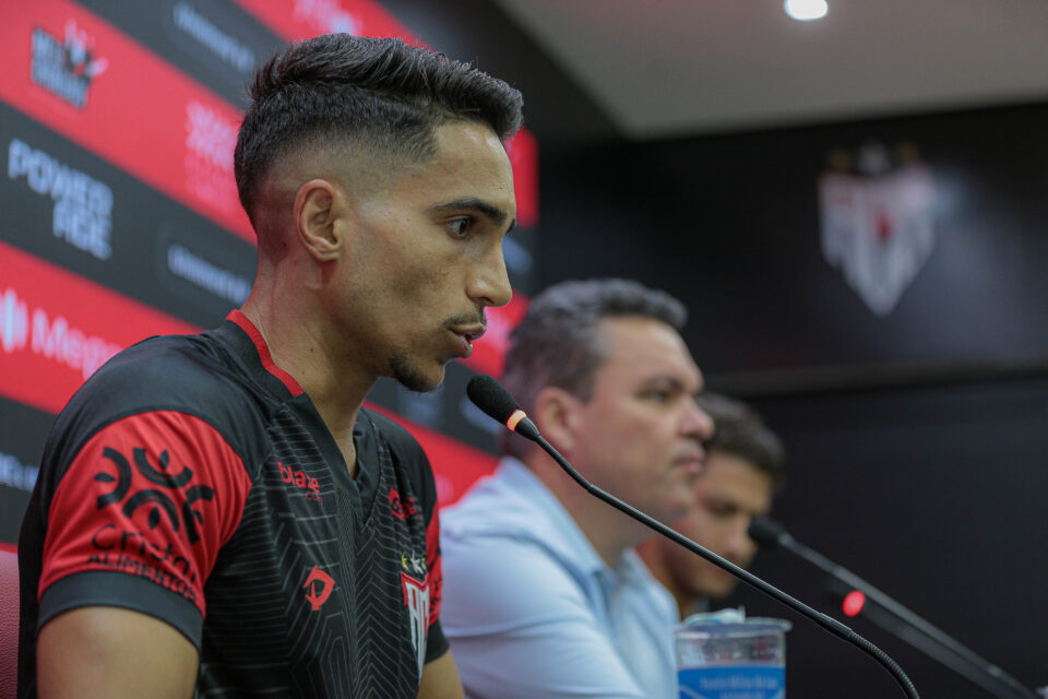 Raí em sua apresentação no Atlético Goianiense
