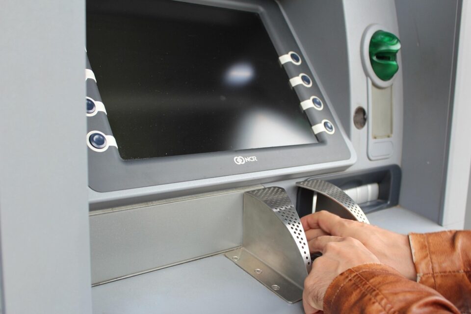 Justiça condena banco de Goiânia a indenizar aposentada por descontos indevidos