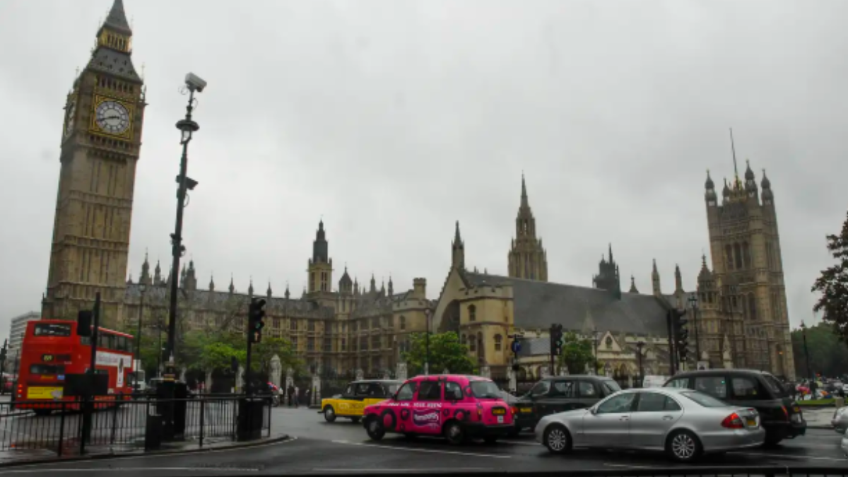 Imagem do trânsito do Reino Unido, próximo ao Big Ben