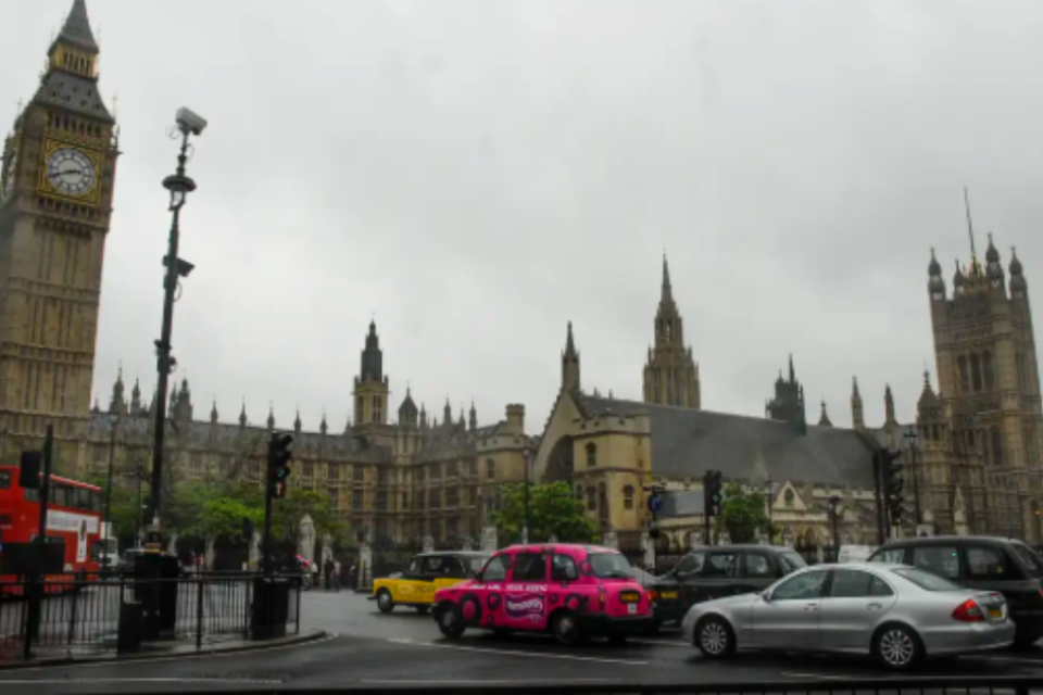 Imagem do trânsito do Reino Unido, próximo ao Big Ben