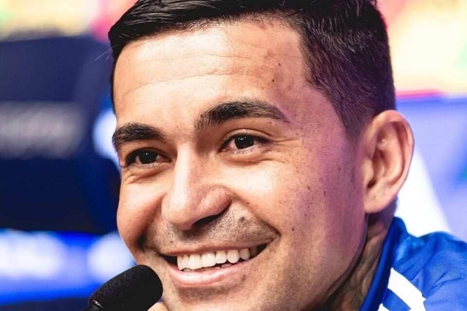 Dudu com a camisa do Cruzeiro