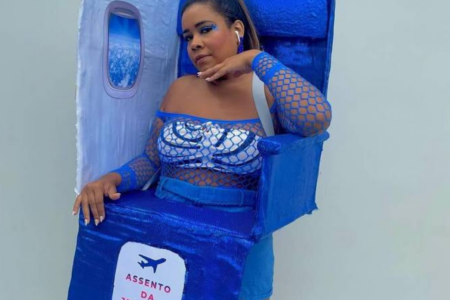 Mulher se fantasia de 'assento da Jeniffer' no Carnaval antecipado no Rio e viraliza