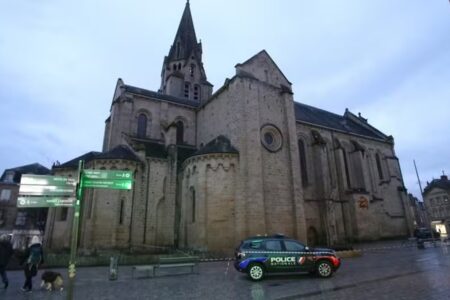 Polícia mata homem nu que se automutilava em igreja na França Homem assediou diversas pessoas em frente ao templo e estava com uma faca