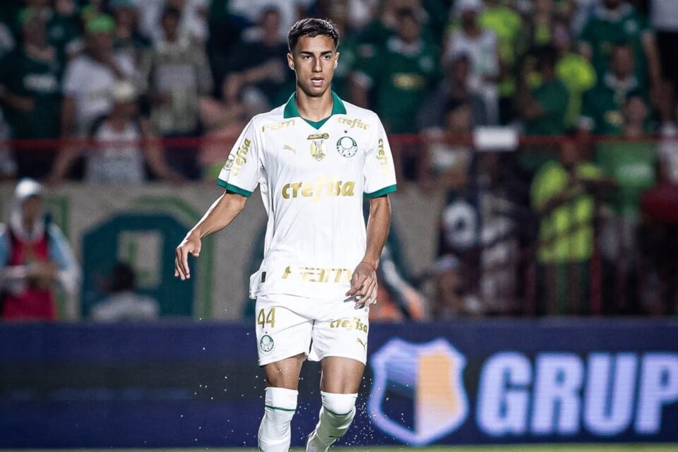 Vitor Reis em partida pelo Palmeiras