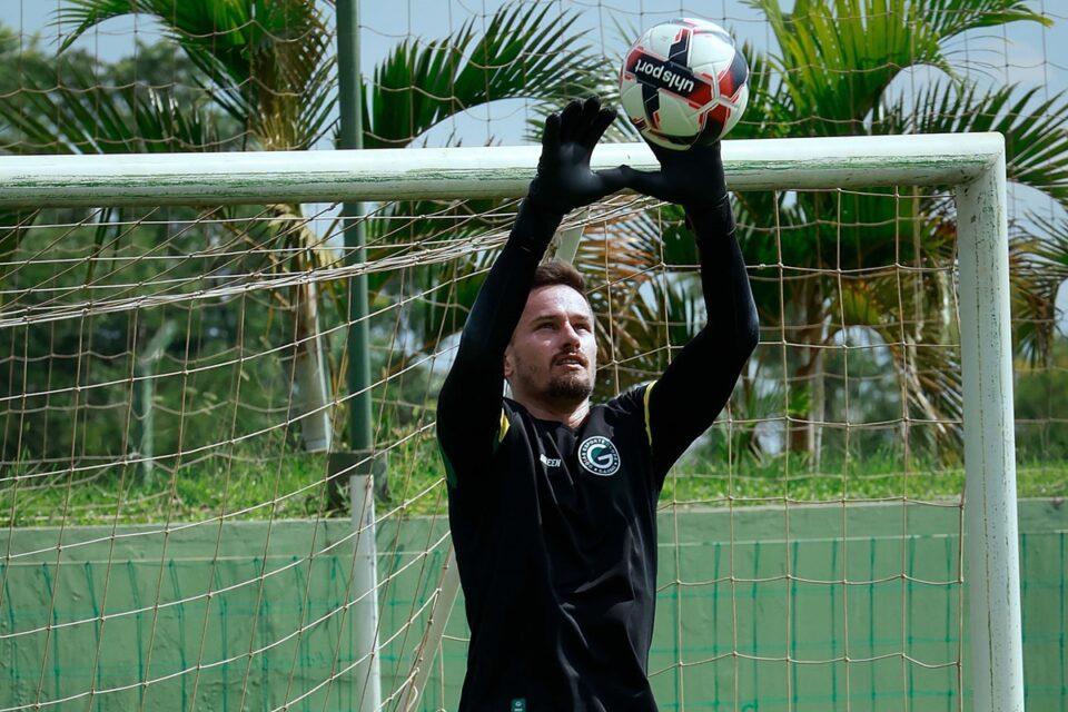 Goleiro Tadeu em treino do Goiás