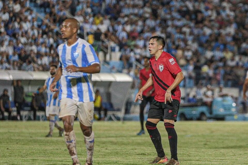Jogadores de Crac e Atlético-GO durante partida em Catalão