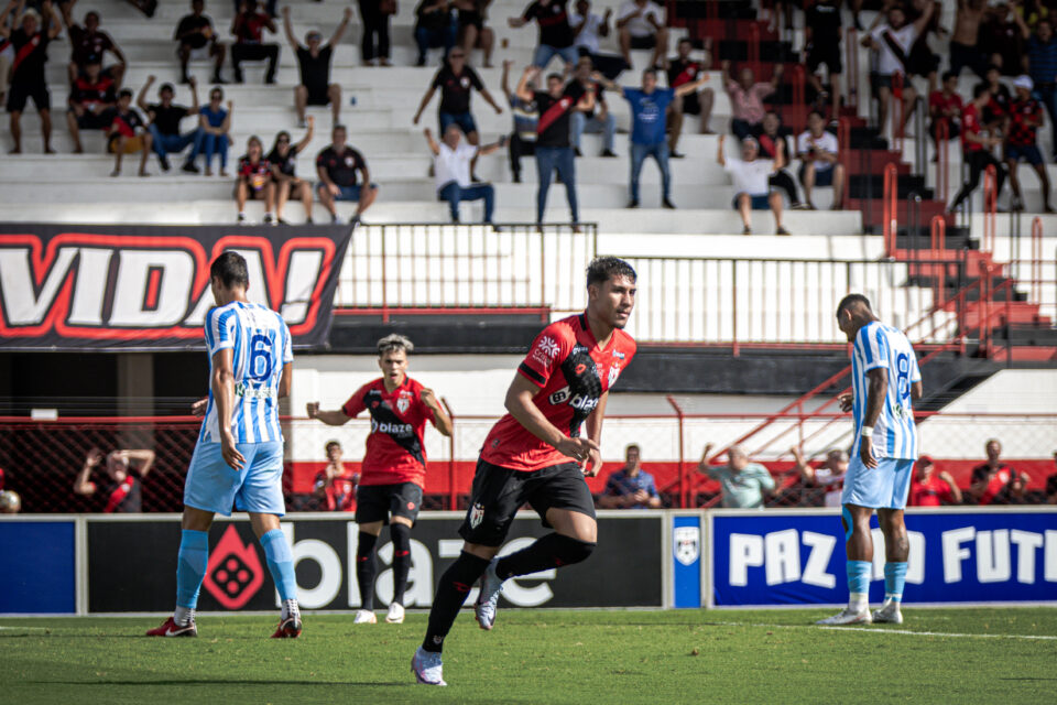 Atlético leva vantagem