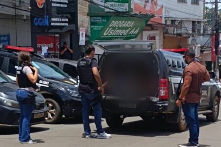 A imagem mostra uma viatura da polícia onde os suspeitos foram levados até a delegacia