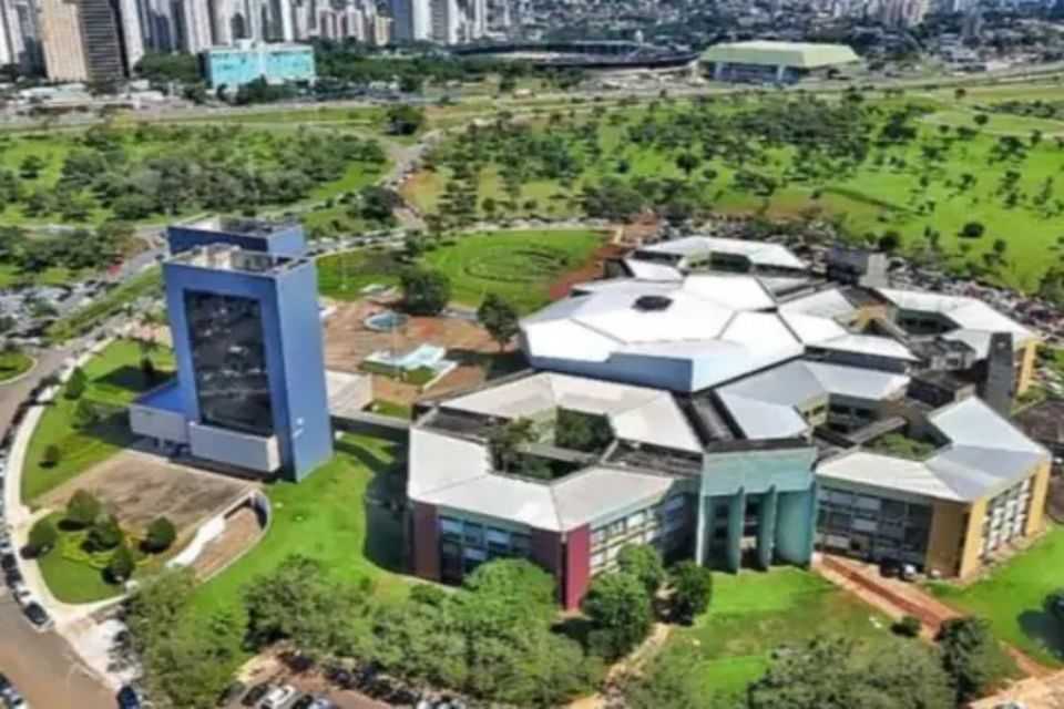 Imagem aérea mostra a sede da Prefeitura de Goiânia.