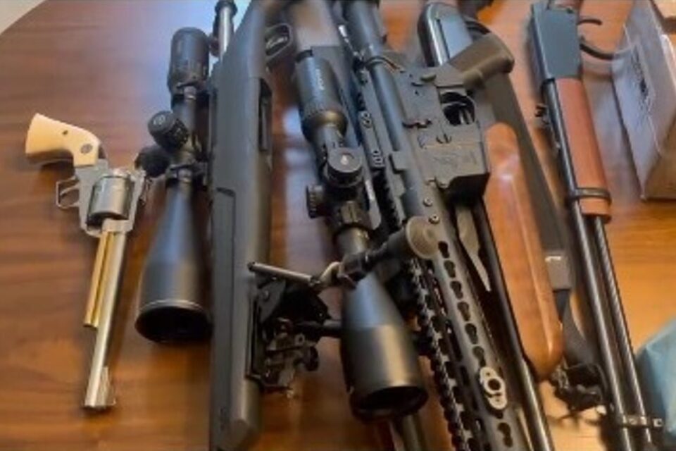 A imagem mostra as armas apreendidas na operação da PF