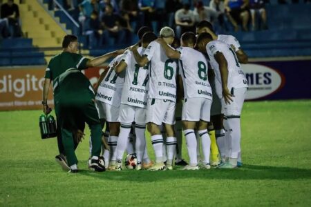 Jogadores do Goiás durante jogo contra o Goiatuba