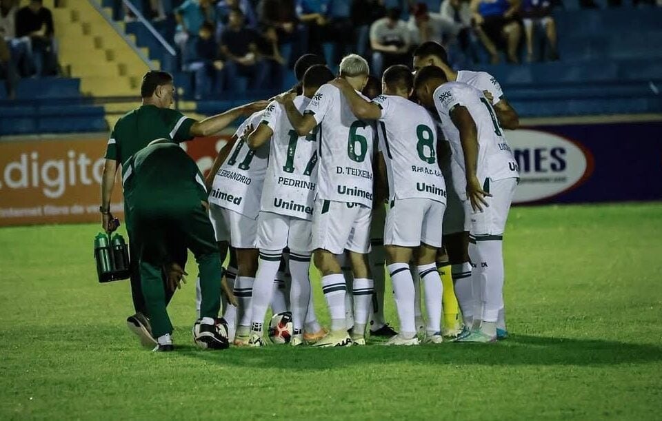 Jogadores do Goiás durante jogo contra o Goiatuba