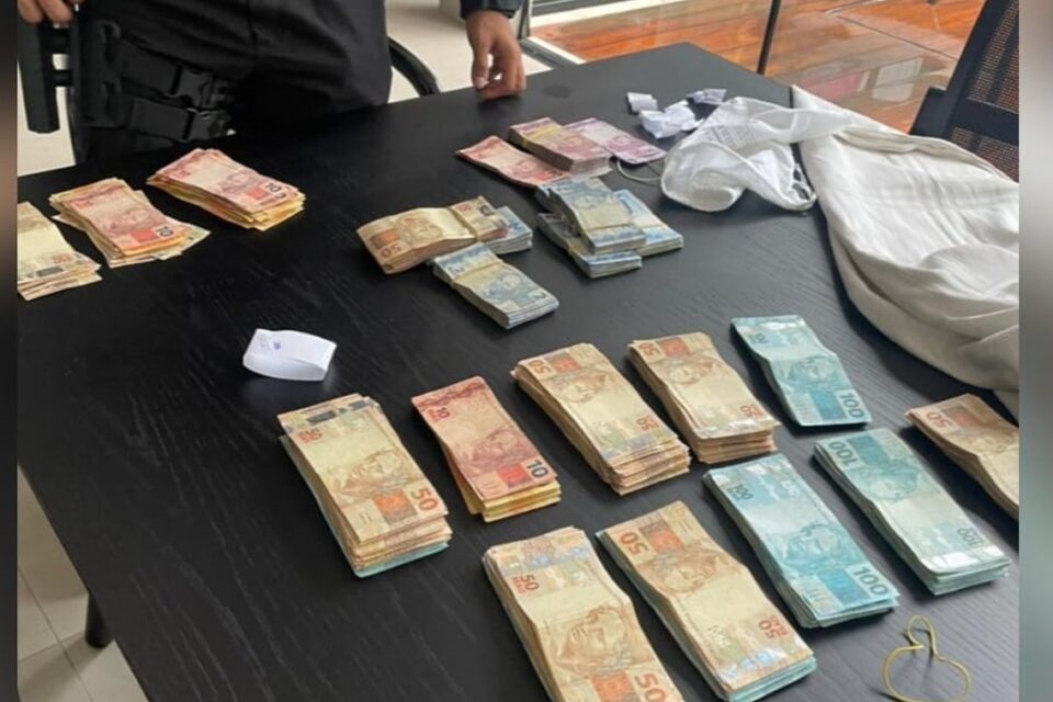 A imagem uma quantidade de dinheiro separada em valores sobre uma mesa