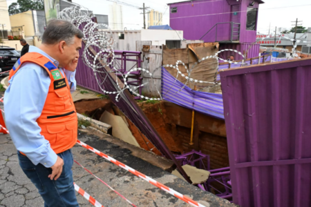 Prefeito Sandro Mabel vistoriou os locais afetados pela chuva (Foto: Divulgação/Defesa Civil)