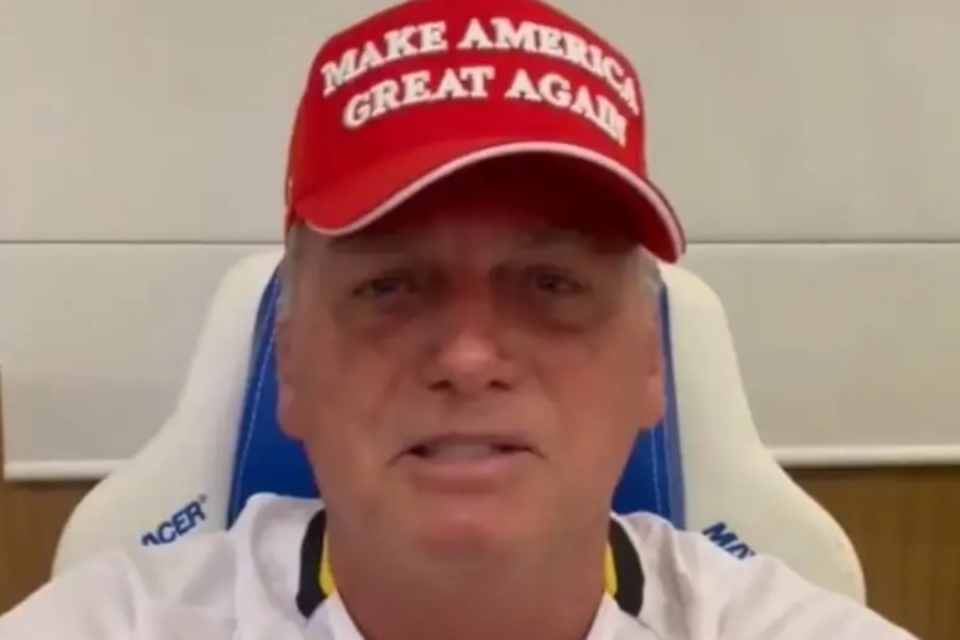 Bolsonaro com boné de campanha de Trump (Foto: Reprodução)