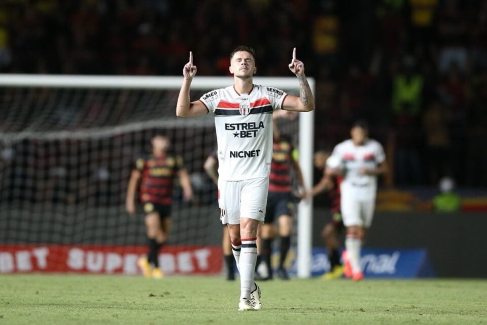 Bernardo Schappo, que está na mira do Vila Nova, com a camisa do Botafogo-SP