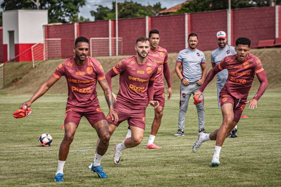Jogadores do Vila Nova em treino