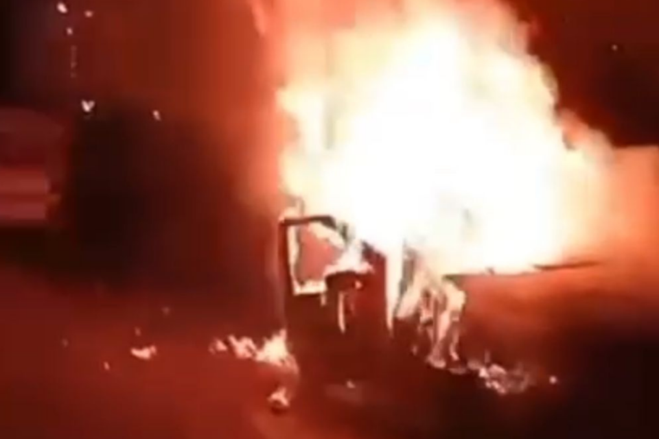 Imagem colorida mostra um carro em chamas.