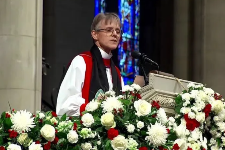 Imagem da bispa Mariann Edgar Budde, da Catedral Nacional de Washington