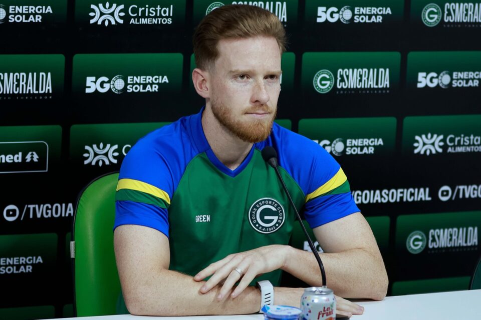 Lucas Lovat em coletiva no Goiás