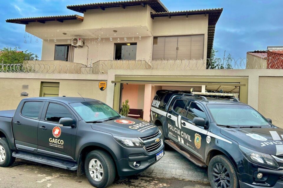A imagem mostra viaturas da Gaecco no endereço em Goiânia onde funcionava empresa envolvida no esquema