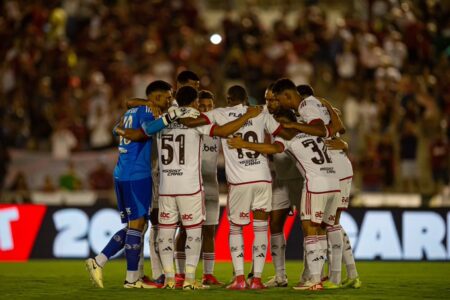 Jogadores do Flamengo em campo contra o Madureira