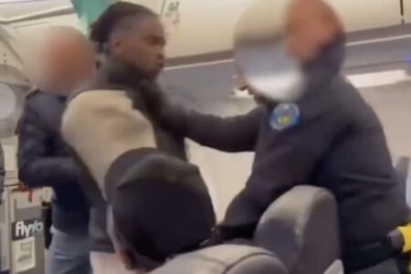 Jogador Stéphane Omeónga retirado à força de avião (Foto: Reprodução)