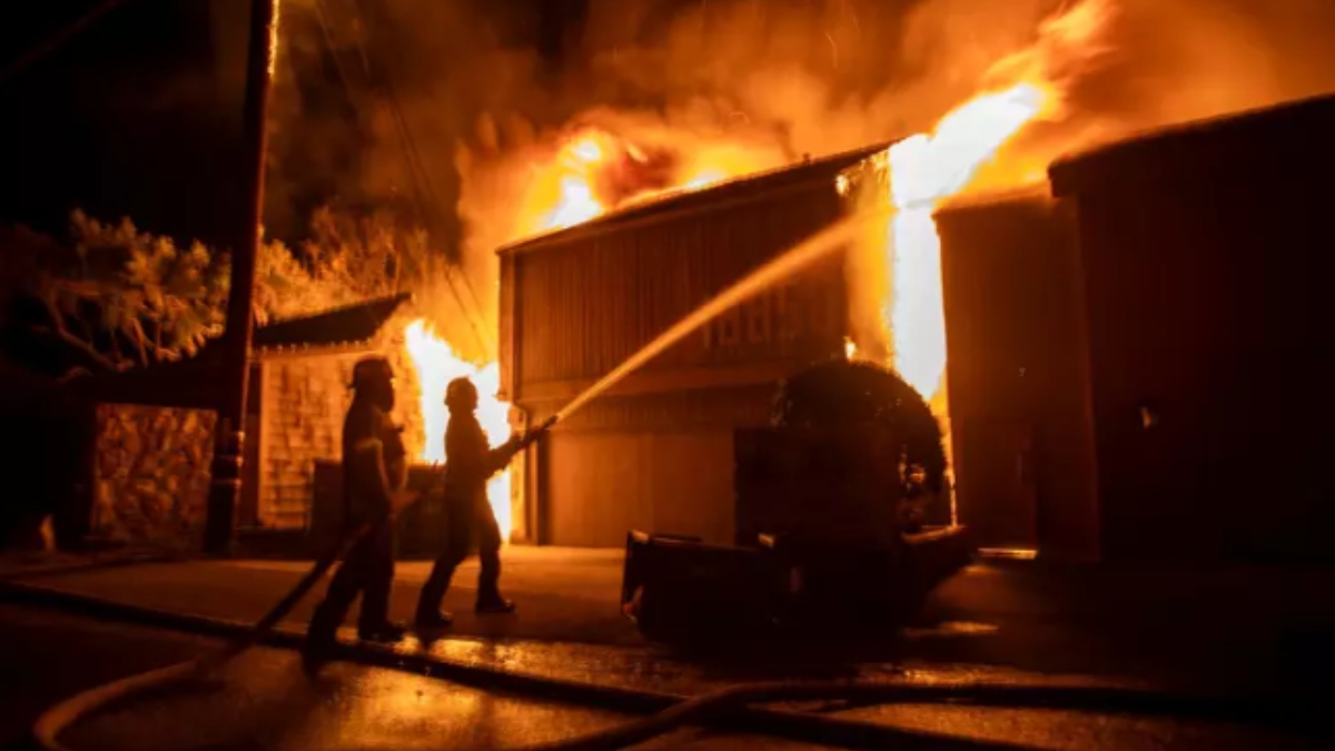Bombeiros tentando apagar as chamas