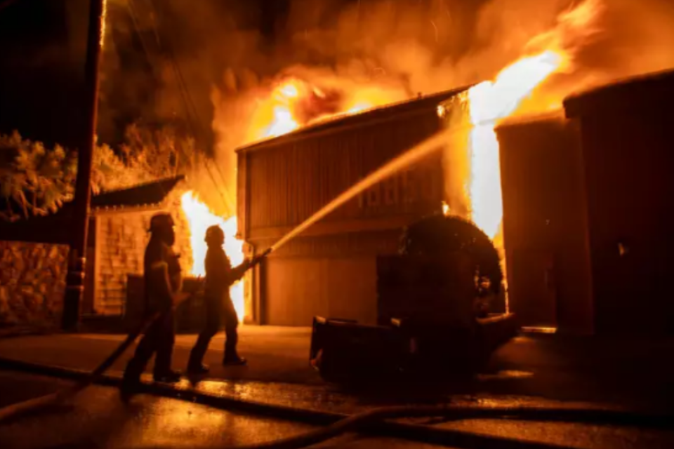 Bombeiros tentando apagar as chamas