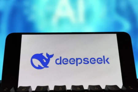 Imagem de uma tela de computador com a logo da DeepSeek