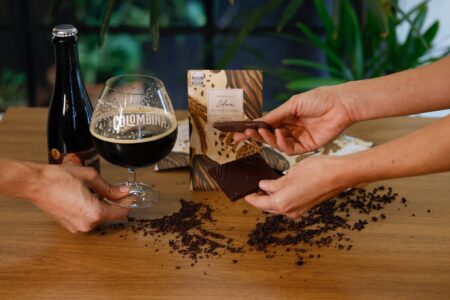 Cerveja Colombina e C´Alma Chocolates se juntaram Marcas goianas lançam cerveja feita com cacau e castanha de baru