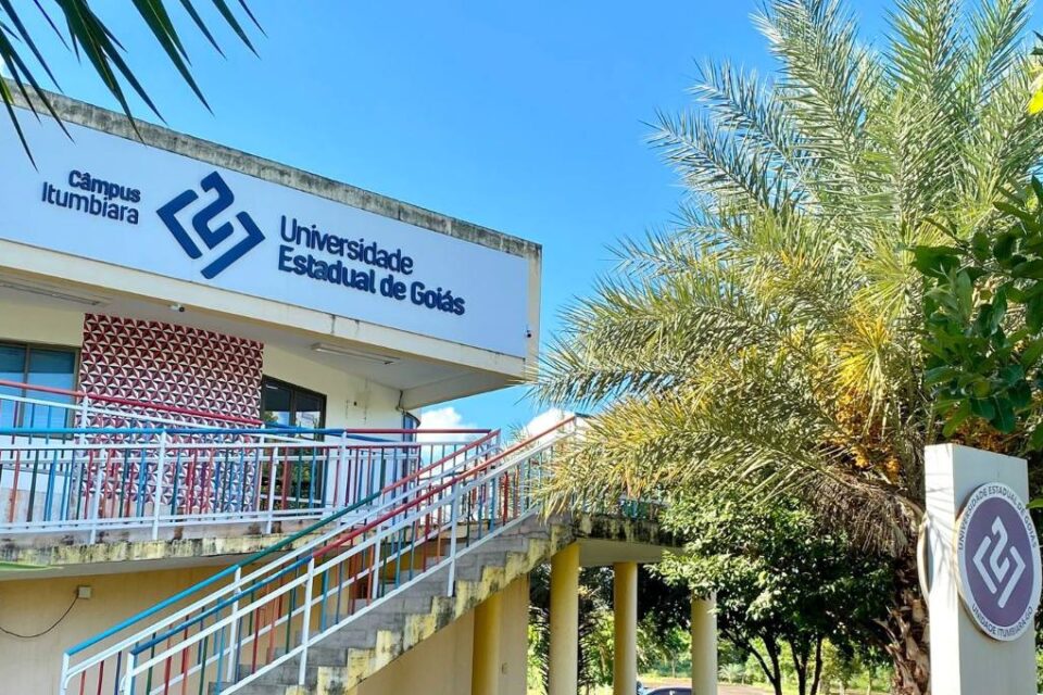Imagem colorida mostra a entrada do prédio da Universidade Estadual de Goiás em Itumbiara.