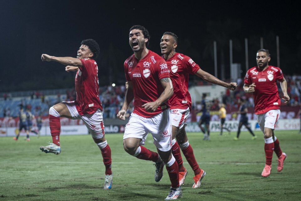 Bruno Mendes comemora gol pelo Vila Nova