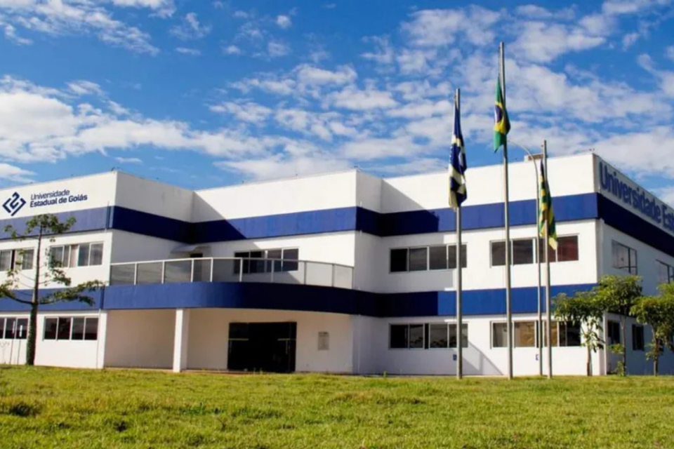 Imagem colorida mostra o prédio da Universidade Estadual de Goiás.