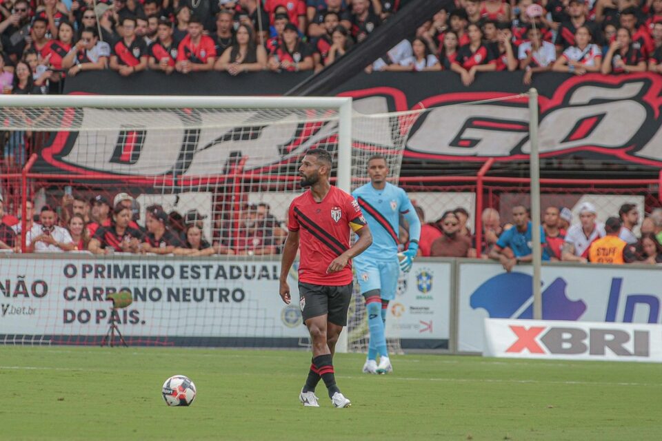 Willian Maranhão em jogo do Atlético Goianiense